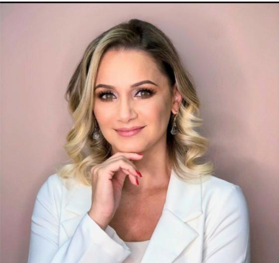 Mariana, classificada como extremamente competente, é formada pela Unic e pós graduada pela Fundação Escola do Ministério Público de Mato Grosso.