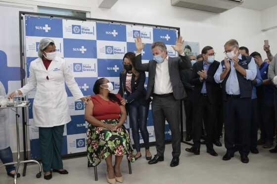 Governador comandou solenidade das primeiras vacinas em MT