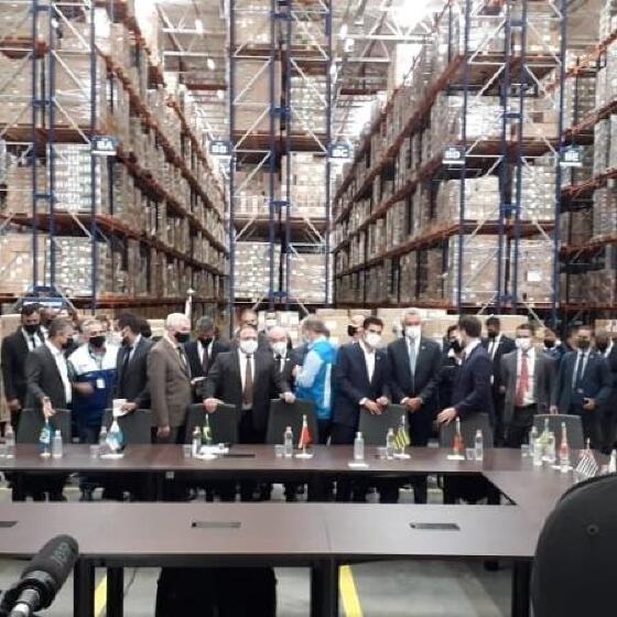pazuello-ao-centro-com-governadores-no-centro-de-distribuicao-logistica-do-ministerio-da-saude-em-guarulhos-1610965614365_v2_450x450.jpg