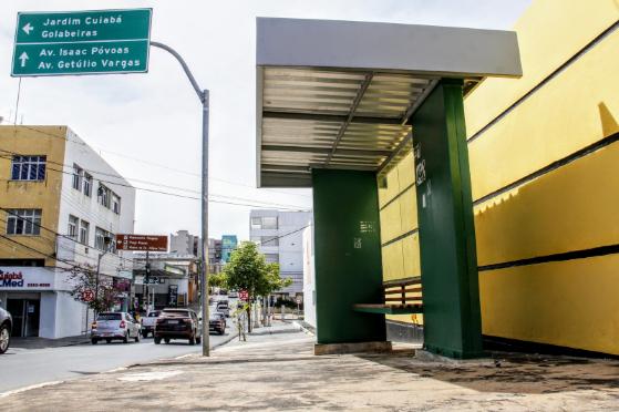 12 abrigos de ônibus foram danificados.