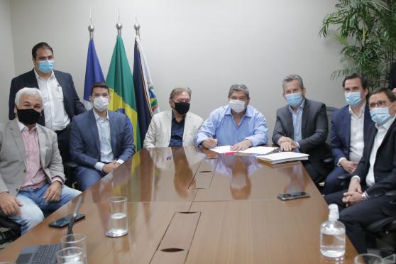 Termo entre TCE e governo foi assinado nesta quarta-feira (24).