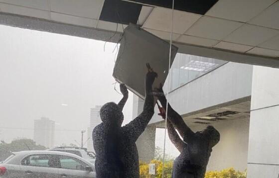 Chuva abala o Palácio Paiaguás. 