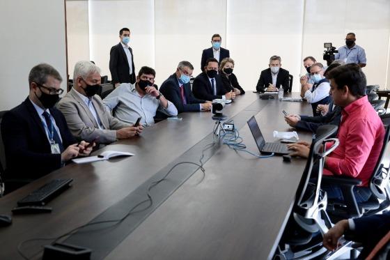 Governador se reúne com prefeitos e representantes dos poderes.