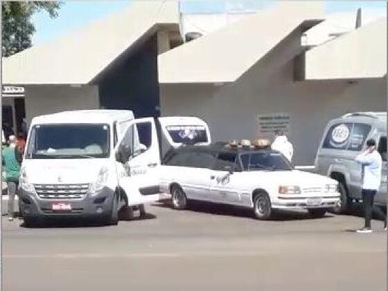 Carro funerário fazem fila.