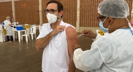 DR. Fernando Neves vacinando no Centro de Eventos Pantanal.