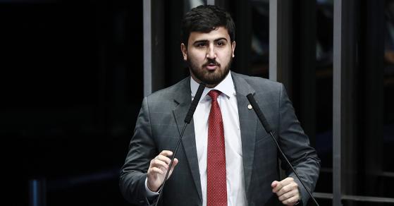 Emanuelzinho se comporta como menino birrento
