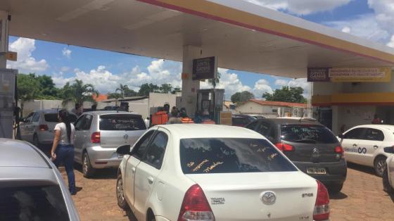 Motoristas fizeram filas em postos de combustíveis.