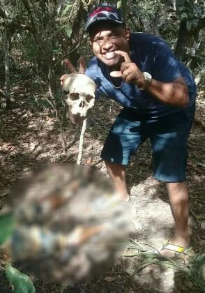 José Elggy Alves Silva tirou foto ao lado de ossadas de uma de suas vítimas.