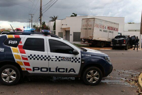 S10 tinha sido roubada momentos antes e o bandido estava em alta velocidade.