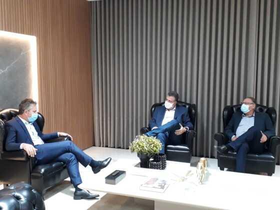 Governador Mauro Mendes, diretor presidente da Energisa, Riberto José Barbanera e o secretário de Saúde, Gilberto Figueiredo