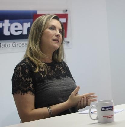A jornalista Ana Cristina também atua como entrevistadora no RepórterMT
