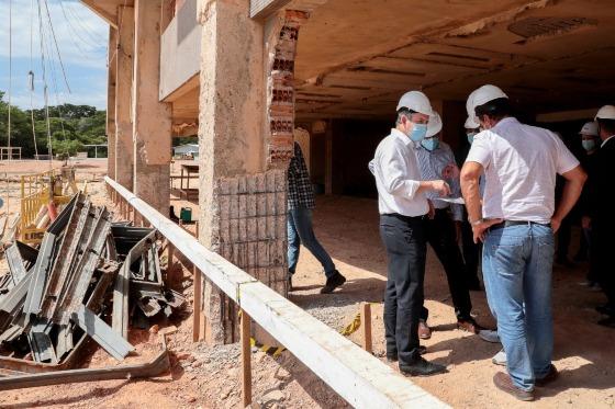 Governador discute aspectos técnicos da obra