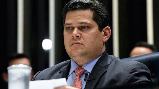 Davi Alcolumbre nega ter recebido dinheiro de Daniel Vorcaro e diz que vai acionar a Justiça contra as acusações.