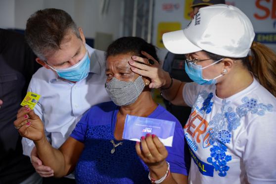 Dona Maria Quitéria foi uma das beneficiadas que recebeu o cartão nesta quinta-feira