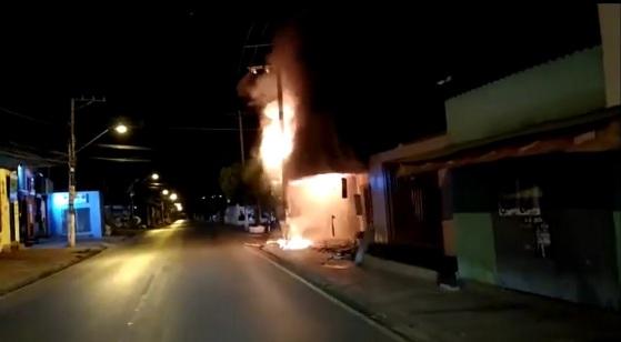 Oficina de motos em Cuiabá foi destruída pelo incêndio na madrugada.