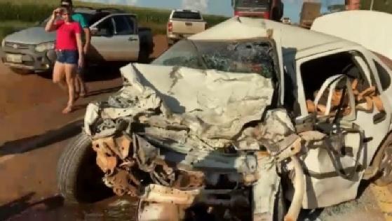 Veículos ficaram destruídos devido à violência da batida.