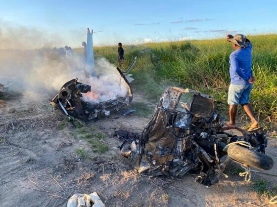 Avião explodiu e matou três pessoas.