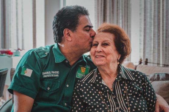 Prefeito Emanuel Pinheiro homenageou a mão, dona Maria Helena