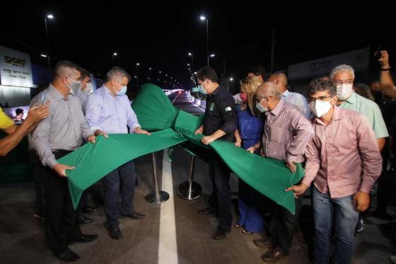 Viaduto foi inaugurado na noite desta segunda-feira (10).