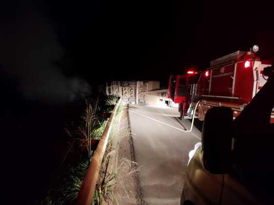 A rodovia teve de ser interditada nos dois sentidos por algumas horas.