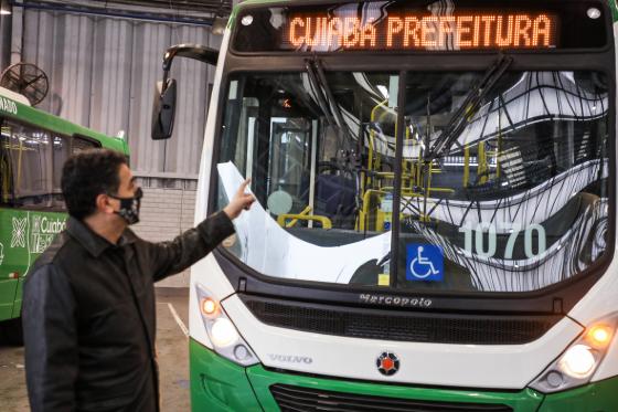 Emanuel Pinheiro durante a aquisição de novos ônibus.