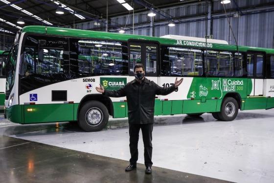 Emanuel durante vistoria em ônibus