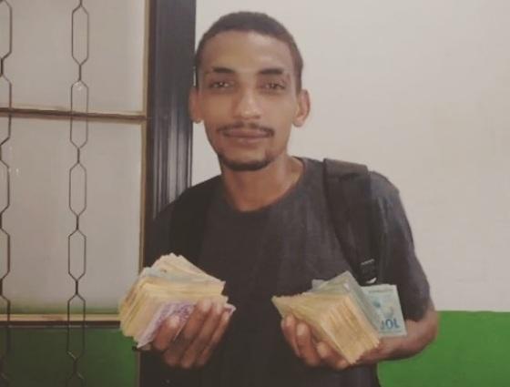 Catadores encontraram quase R$ 30 mil no "lixo" do Banco do Brasil, em Cuiabá.