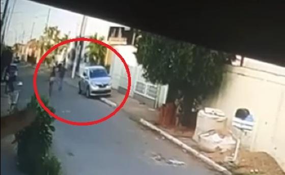 Casal abordou professora e roubou Renault Sandero.
