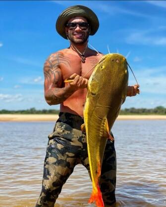 Depois de comemorar o 'troféu' da pesca esportiva, o cantor soltou o peixe no rio novamente.