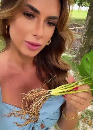 Nicole Bahls descobre que plantou muda de plástico 