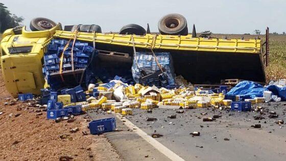 Carreta tombou na rodovia em Sorriso após motorista passar mal ao volante.