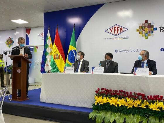 Governador Mauro Mendes assina contrato com bolivianos