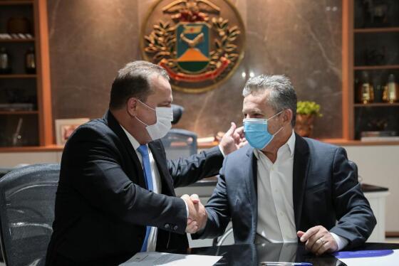 Governador Mauro Mendes recebeu projeto da nova previdência das mãos do presidente da ALMT, Max Russi