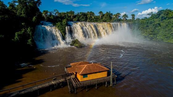 Despencar das águas na Cachoeira Salto das Nuvens, em Tangará da Serra