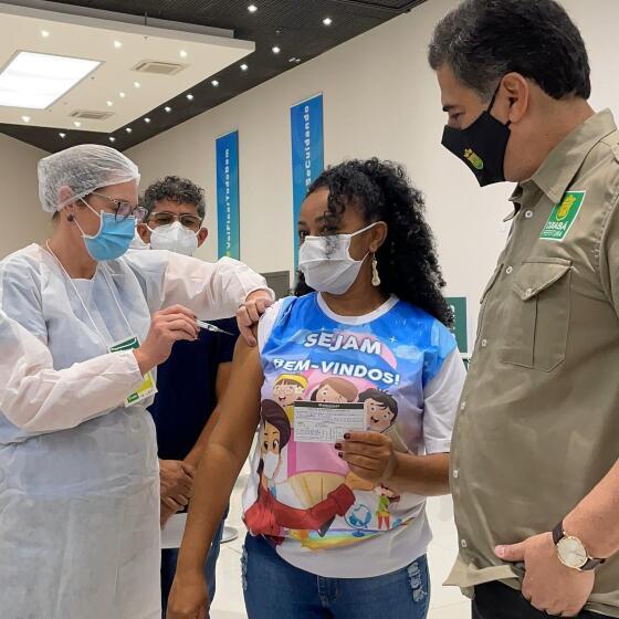 O prefeito Emanuel abriu a vacinação do profissionais nesta manhã de sexta-feira
