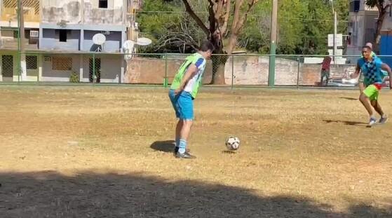 Prefeito Emanuel Pinheiro "sofreu" pênalti durante pelada em Cuiabá