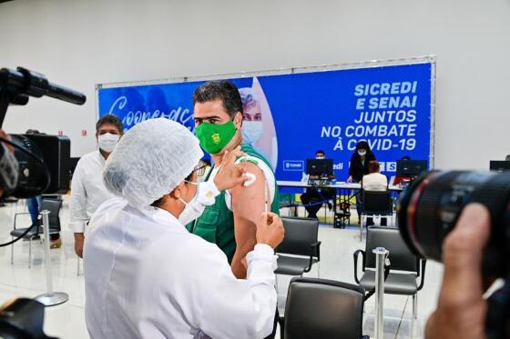 Prefeito Emanuel Pinheiro vacinando contra covid