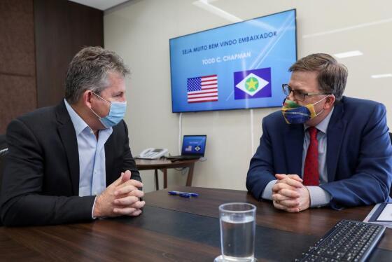 Governador Mauro Mendes assina Memorando de Entendimento entre a Embaixada dos Estados Unidos da América no Brasil e o Estado de Mato Grosso com o embaixador dos EUA, Todd Chapman