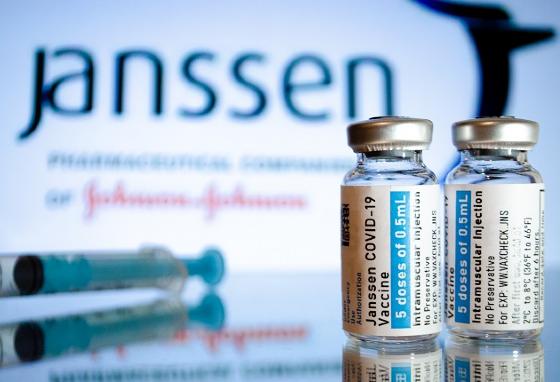 Vacina Janssen necessita de apenas uma dose contra a covid-19.