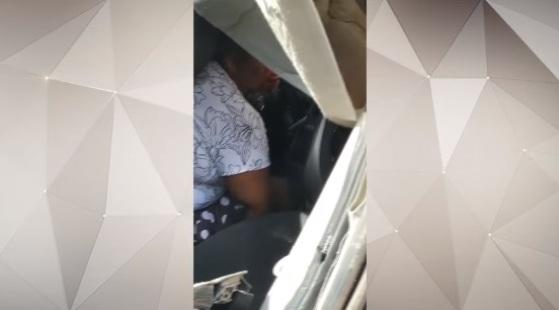 Mulher conseguiu sair consciente do veículo.