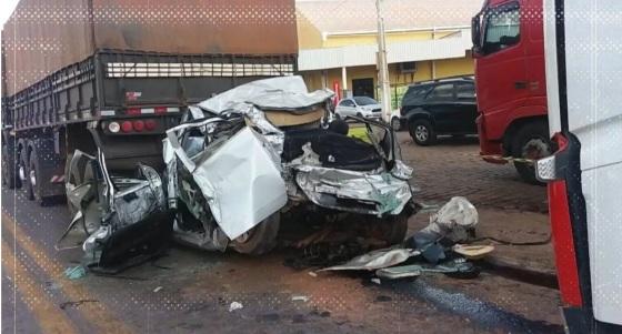 O veículo, um Nissan Versa, ficou completamente retorcido