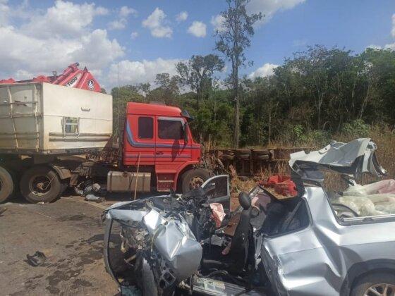 Strada ficou "moída", uma carreta tombou e outra ficou com a cabine destruída.