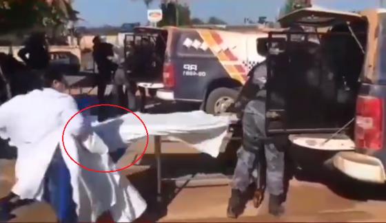 O fato foi registrado no momento da chegada dos corpos.