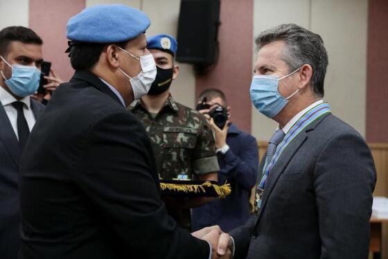 Itacir Rodrigues, diretor da Associação Brasileira das Forças Internacionais de Paz, entregando colar ao governador Mauro Mendes 