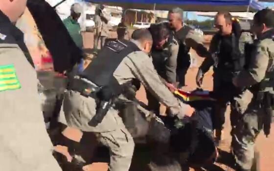 Polícia durante socorro a Lázaro