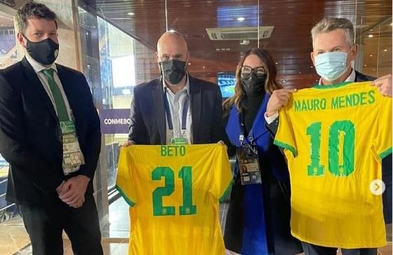 Governador Mauro Mendes recebeu a camisa 10
