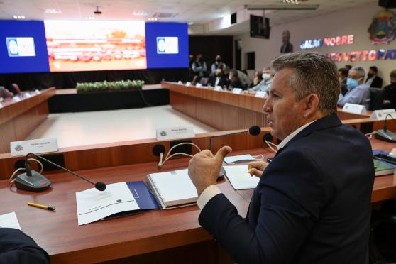 Governador e deputados se reúnem nesta terça-feira