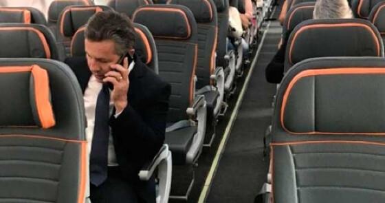 O governador Mauro Mendes (DEM) em viagem. 