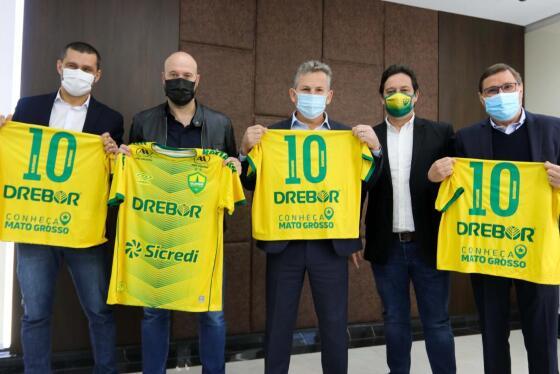 Governador Mauro Mendes durante reunião com o Cuiabá Esporte Clube