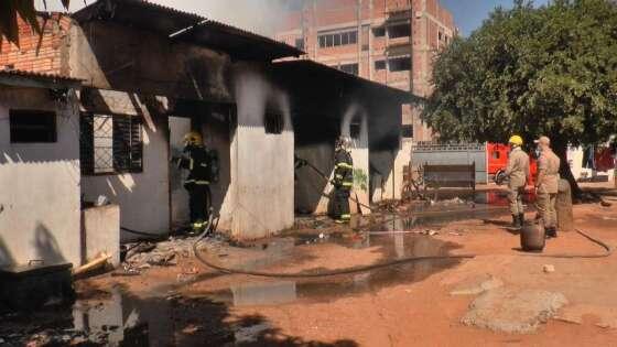 Três quitinetes ficaram destruídas pelo fogo e três famílias perderam tudo.